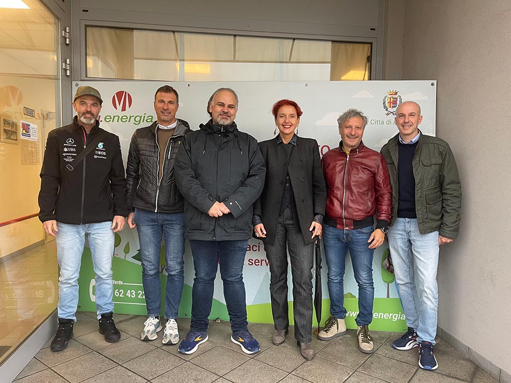 Foto di gruppo della visita alla centrale di Asiago. Da sinistra a destra: il direttore di centrale di Vi.Energia, Stefano Allegrini; Gianluca Pugliero, divisione gestione impianti di Elettrostudio per Vi.Energia; Manolis Karampinis di Bioenergy Europe; Vanessa Gallo segretaria generale di Fiper; Alessandro Guercio Business Development & Sales biomass application di Turboden; Mirko Bertotti, energy manager della centrale di Asiago di Elettrostudio per Vi.Energia